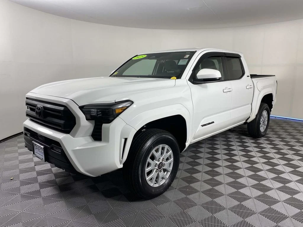 Used 2025 White Toyota SR5 image 4