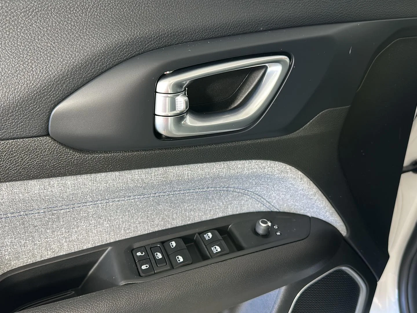 Used 2024 Bright White Clearcoat Jeep Latitude image 9