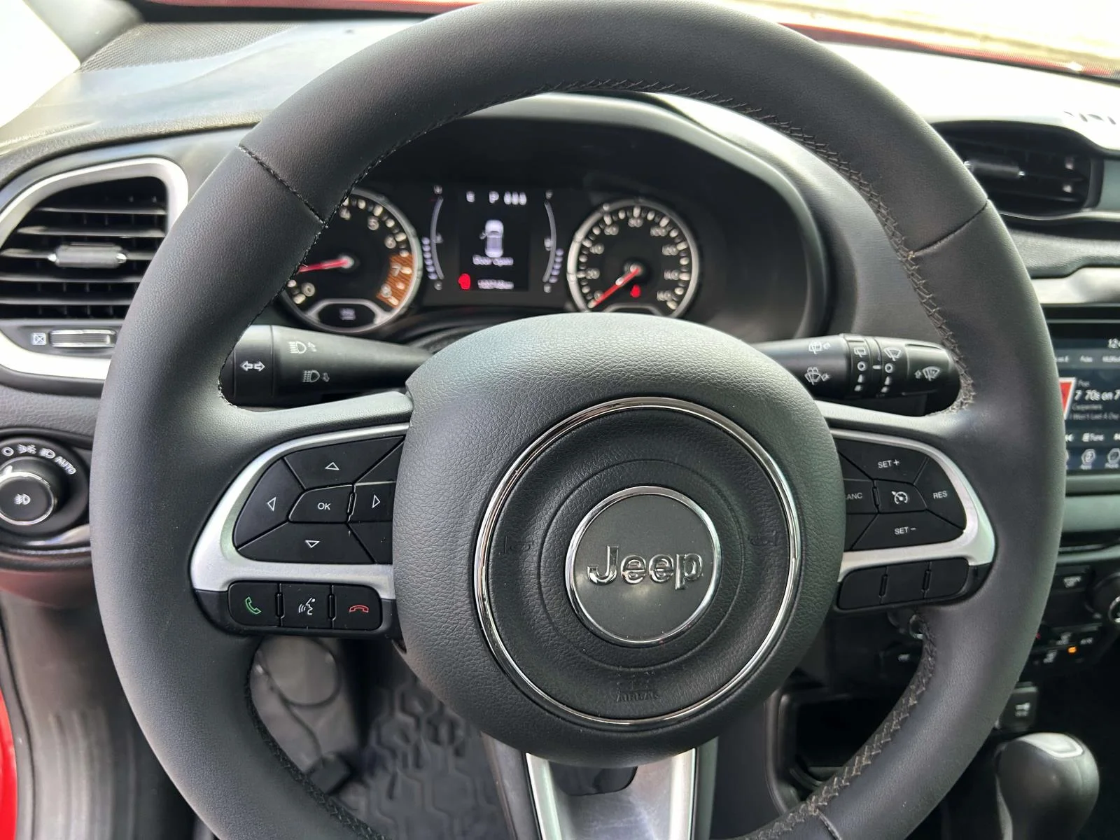 Used 2019 Red Jeep Latitude FWD image 17