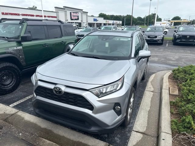 Used 2019 Silver Toyota XLE Premium image 3