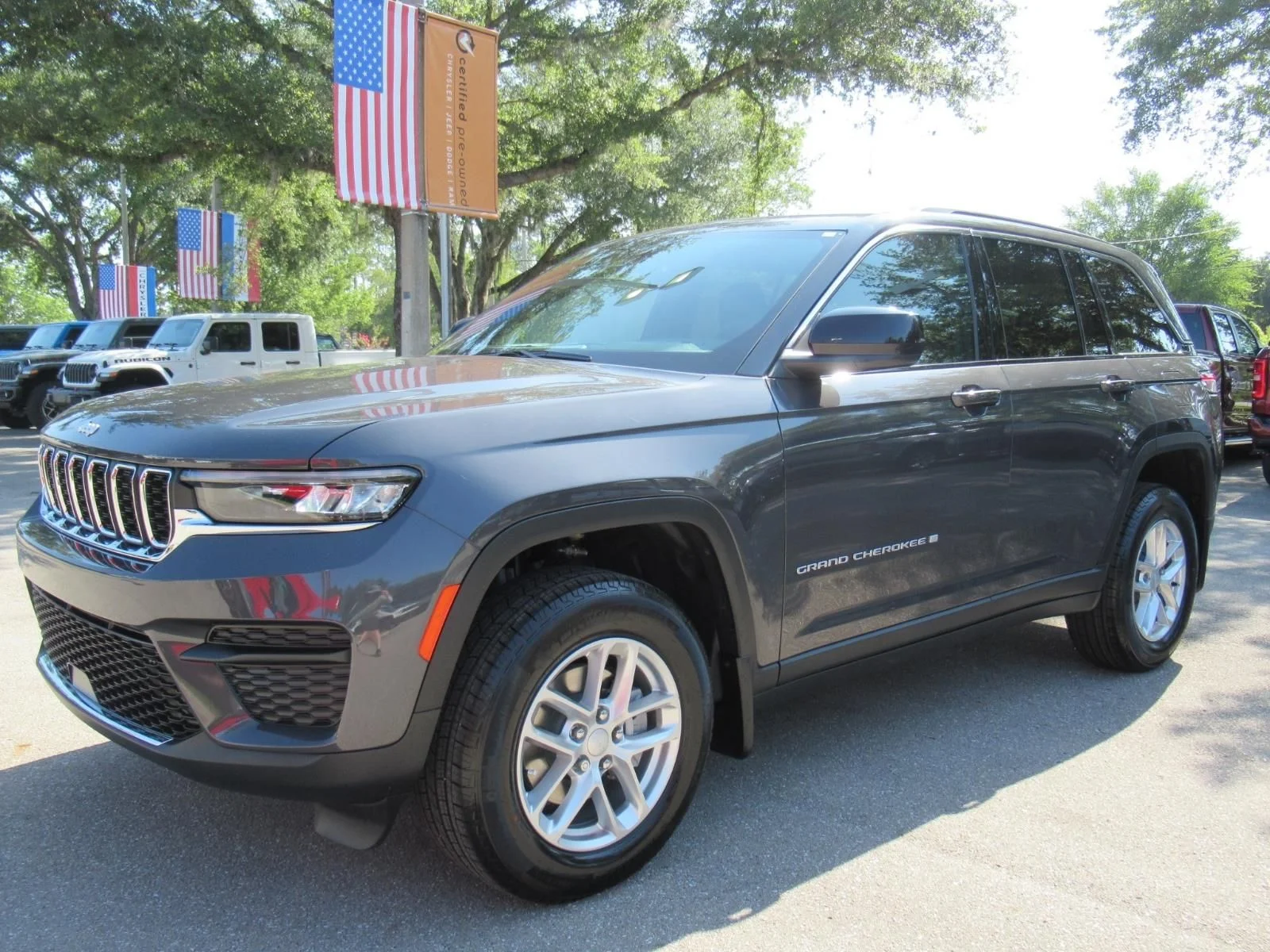 New 2026 Baltic Gray Metallic Clear-Coat Exterior Paint Jeep Laredo image 3