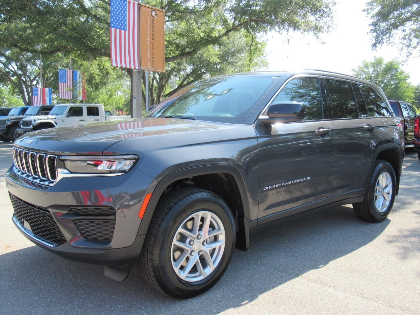 New 2026 Baltic Gray Metallic Clear-Coat Exterior Paint Jeep Laredo image 3