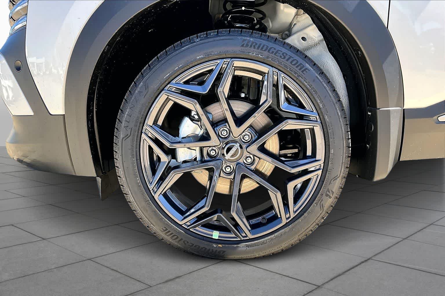 New 2026 Aspen White TriCoat / Super Black Two-tone Nissan SR image 8