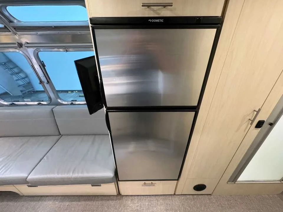Used 2021 SILVER AIRSTREAM  image 17