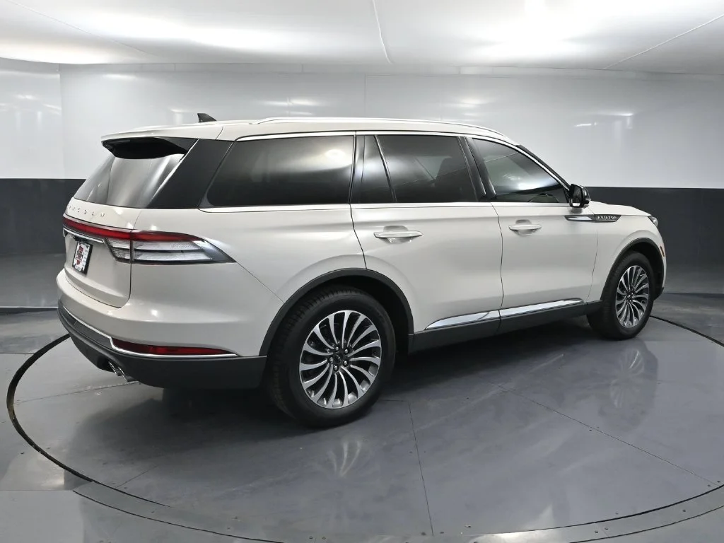 Used 2023 White Lincoln Reserve image 4