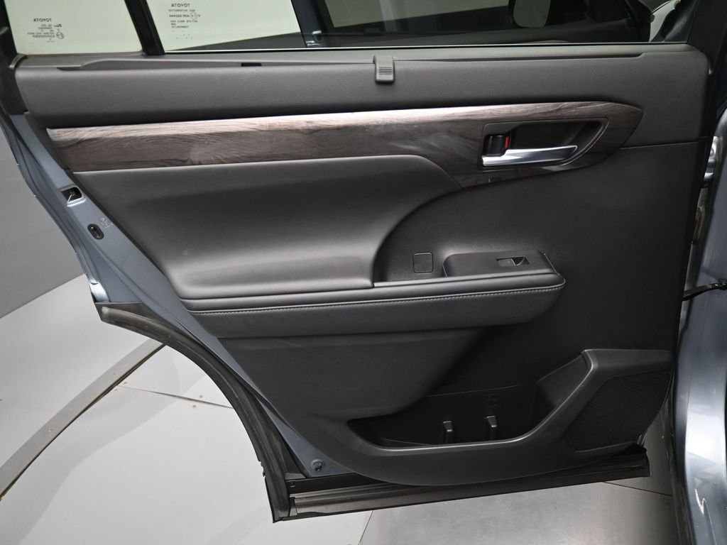 Used 2020  Toyota Platinum image 30