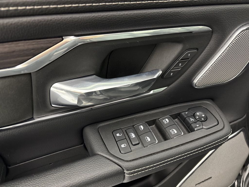 New 2026 Diamond Black Crystal Pearl-Coat Exterior Paint RAM Laramie image 30