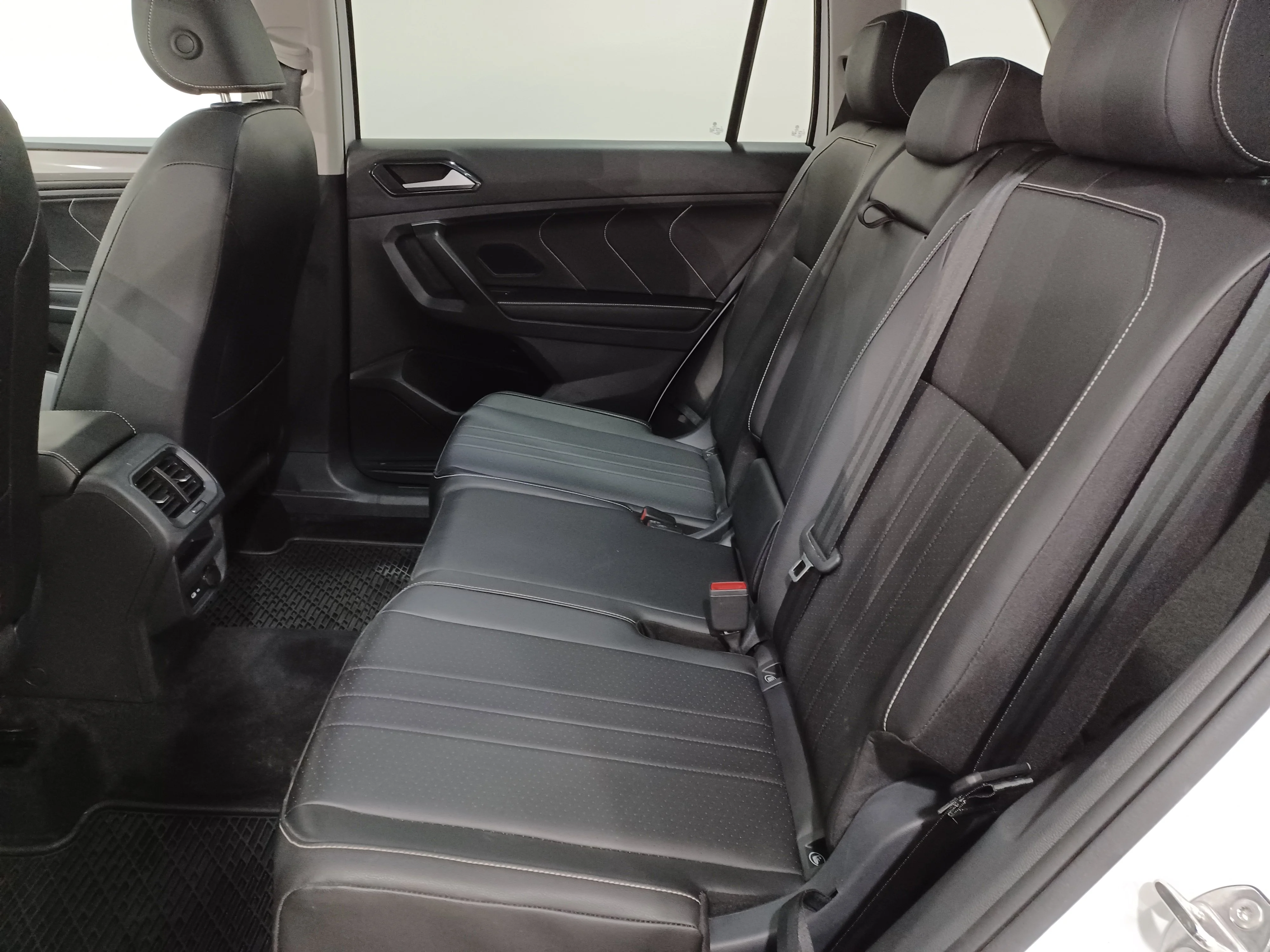 Certified Used 2024 Pure White Volkswagen Comfortline 4Motion*Adapt Cruise | Remote Start | Htd Lthr & Wheel | Pano Roof | Blind Spot Detect image 11