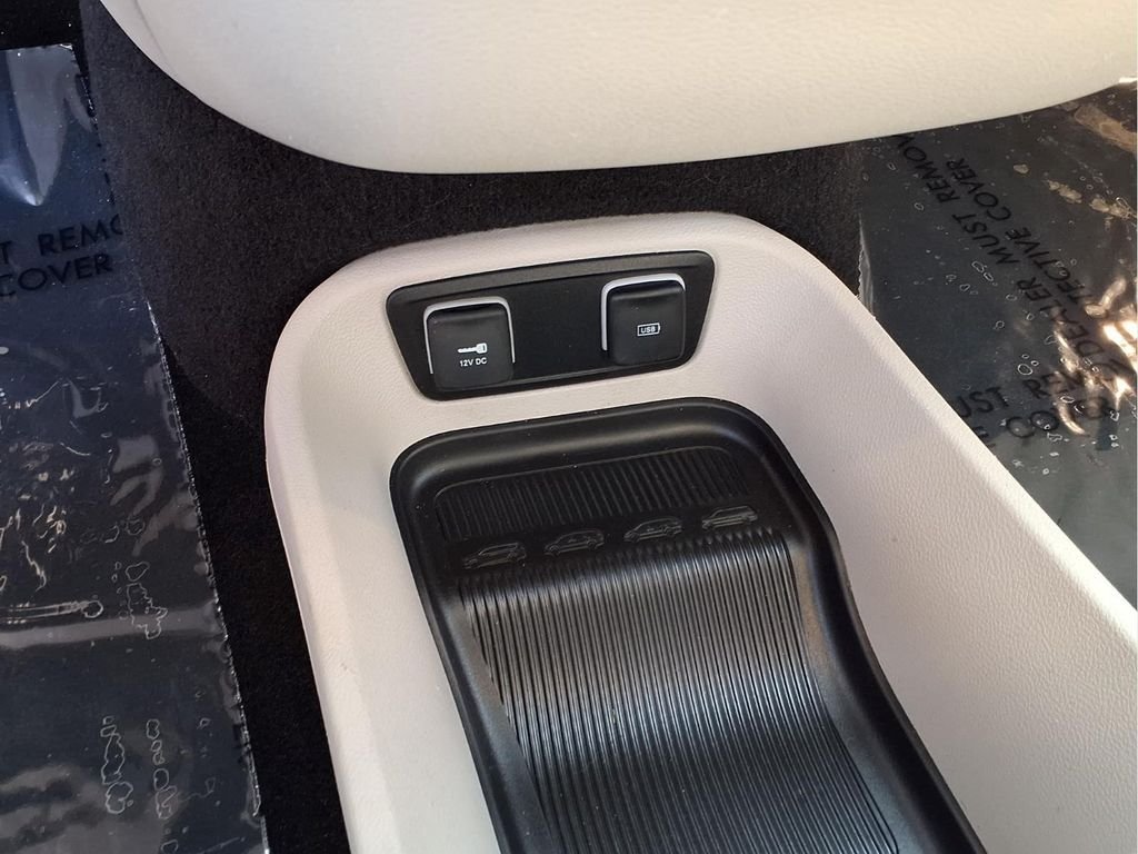 Used 2020 Silver Chrysler Limited image 13