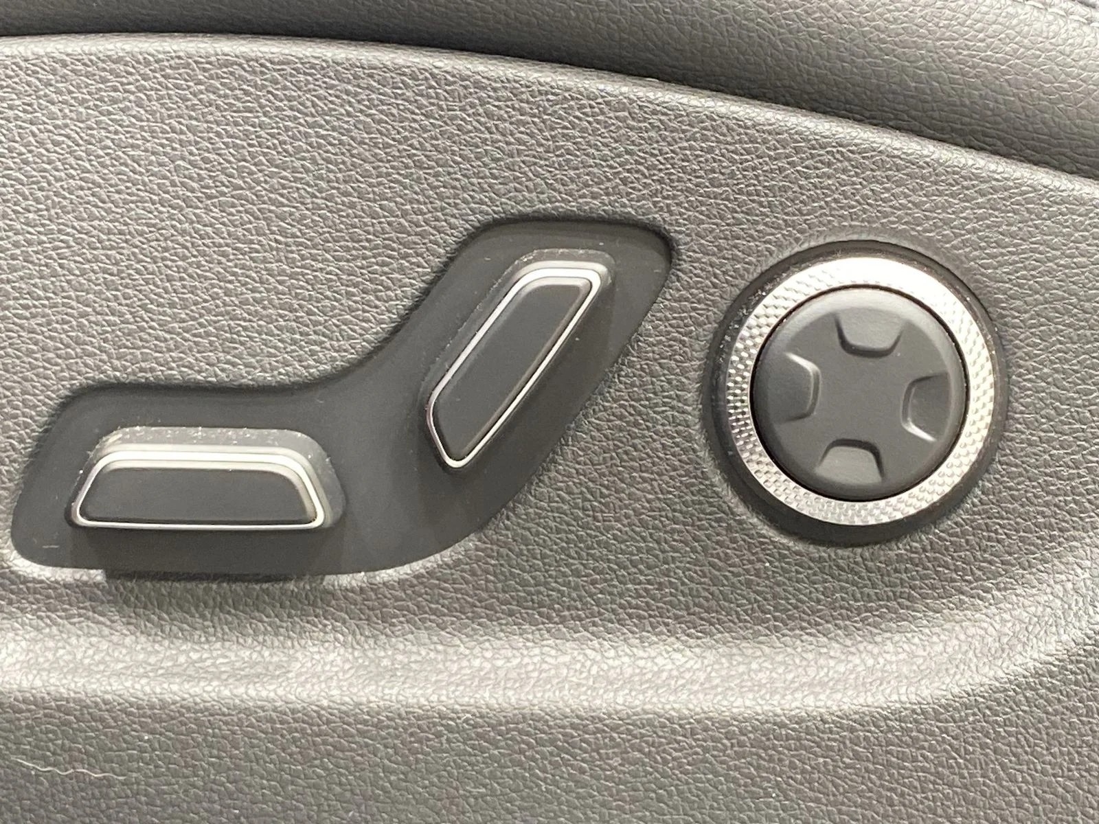 2025 GENESIS GV70 Standard - Photo 12