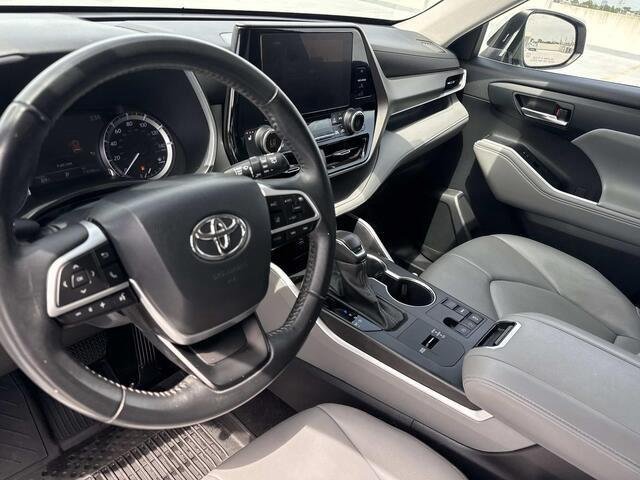 Used 2023 Wind Chill Pearl Toyota XLE image 18