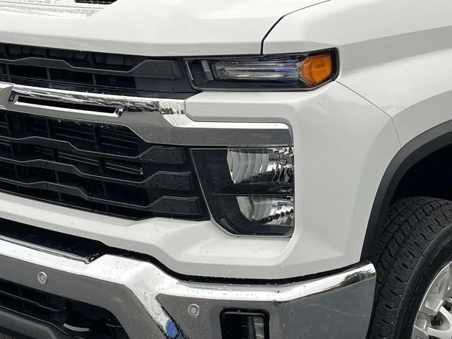 Used 2025 White Chevrolet LT image 10