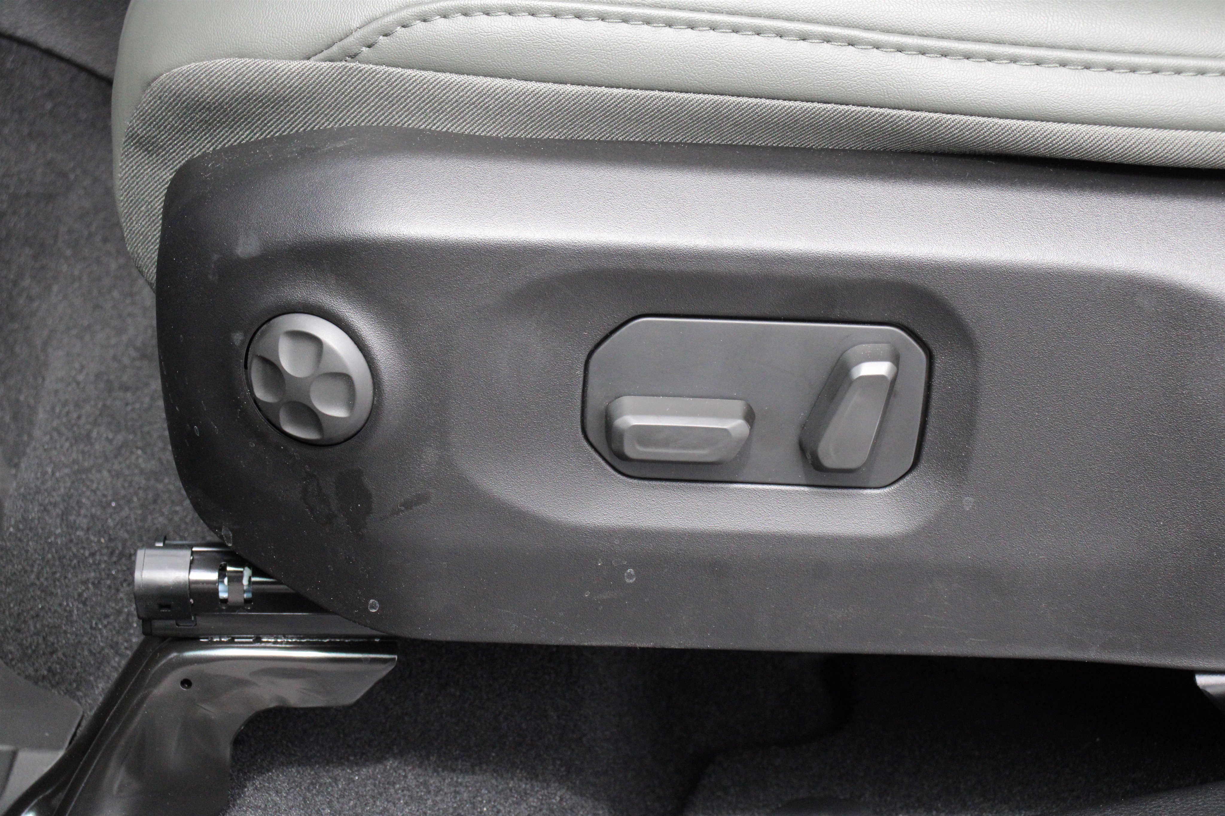 New 2026 Black Clear-Coat Exterior Paint Jeep Mojave X image 4