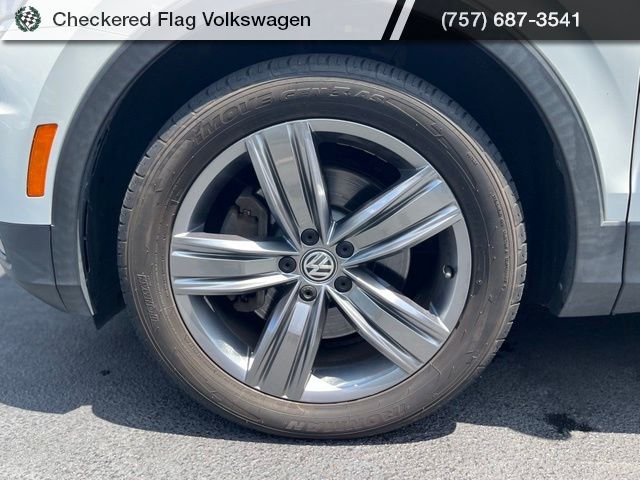 Used 2019 Pure White Volkswagen 2.0T SEL Premium 4Motion image 5