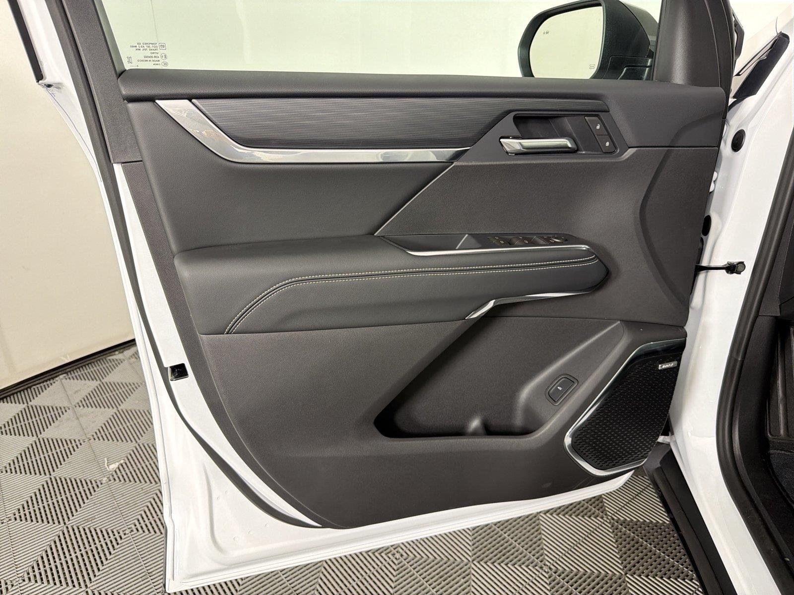 New 2027 Summit White GMC Elevation image 8