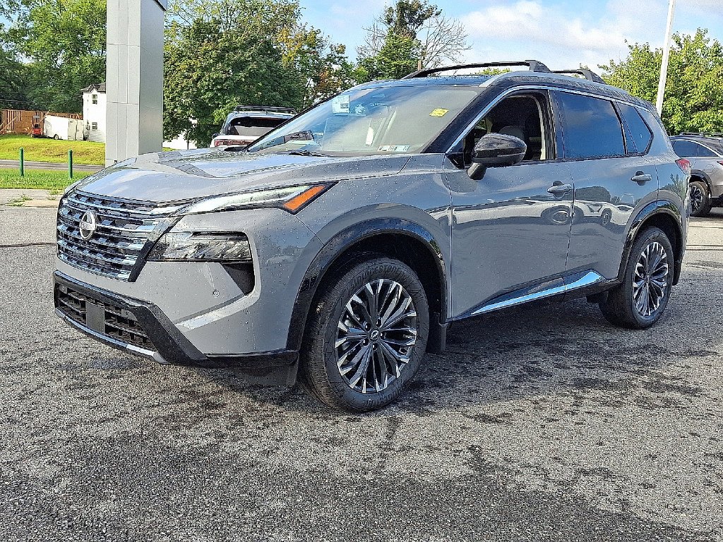 New 2026 Boulder Gray Pearl / Super Black Two-tone Nissan Platinum image 2