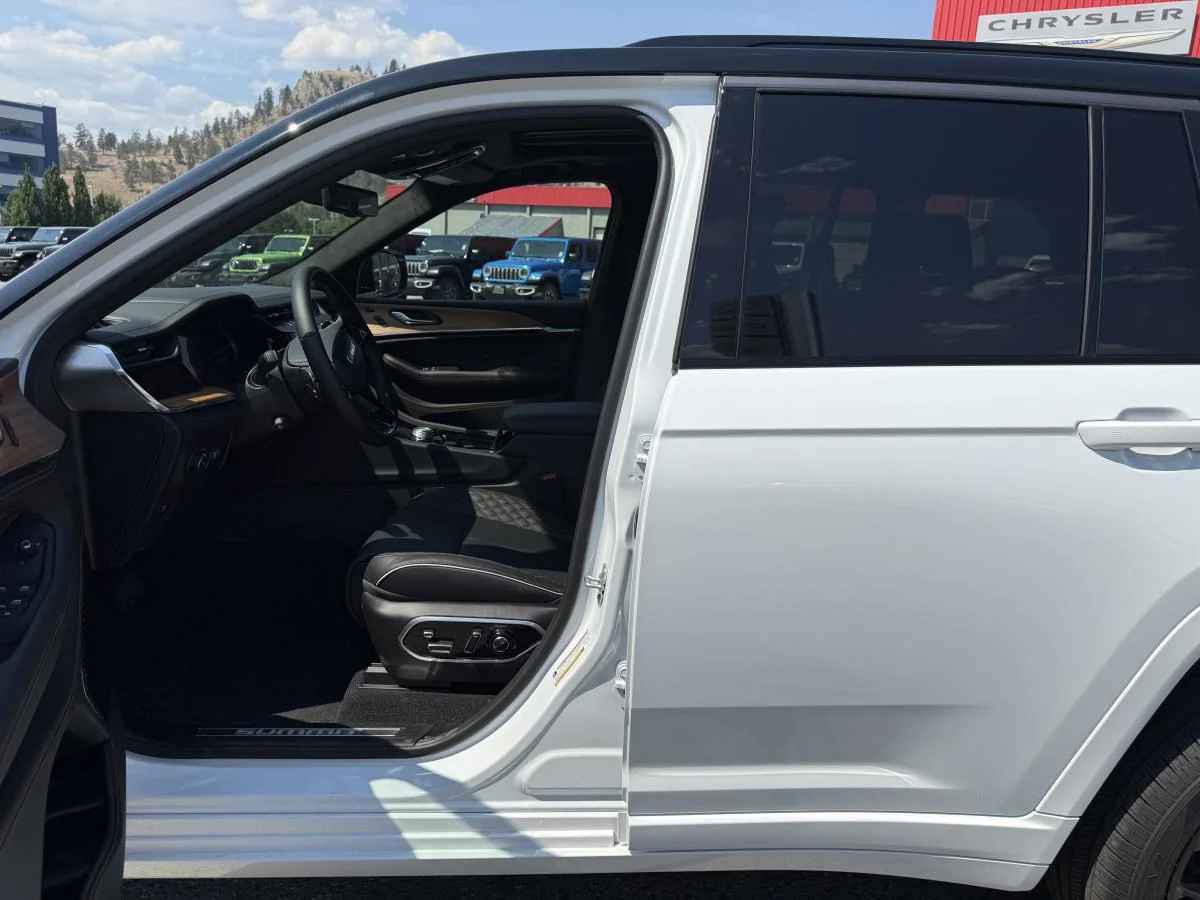 New 2026 White Jeep Summit image 12