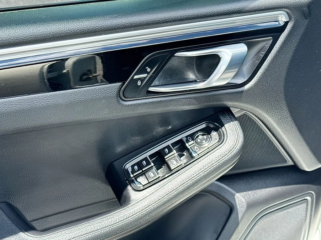 Used 2018  Porsche  image 18