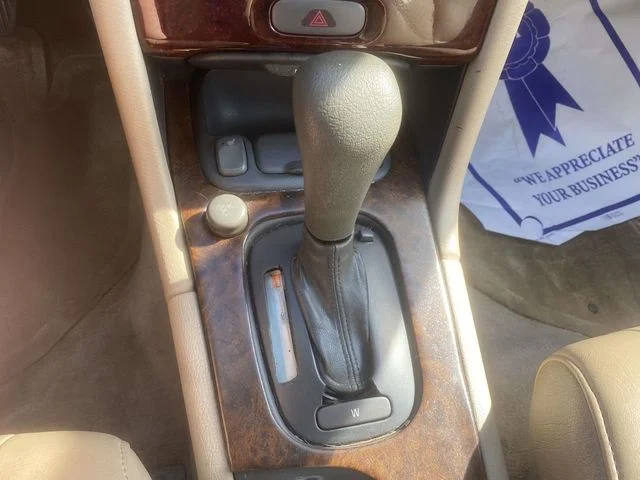 Used 1999 White Volvo Base image 18