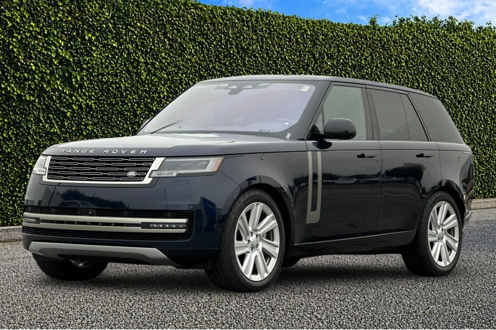 Used 2023 Blue Land Rover SE image 8
