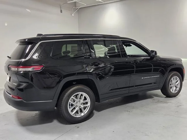New 2026 Diamond Black Crystal Pearlcoat Jeep Laredo image 13