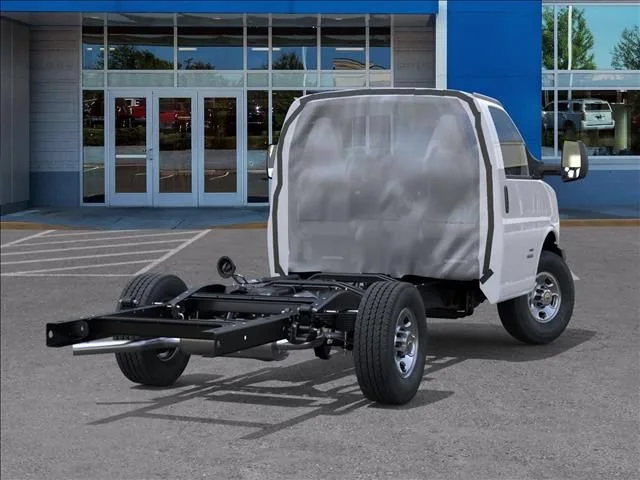 New 2025 Summit White Chevrolet 1WT image 4