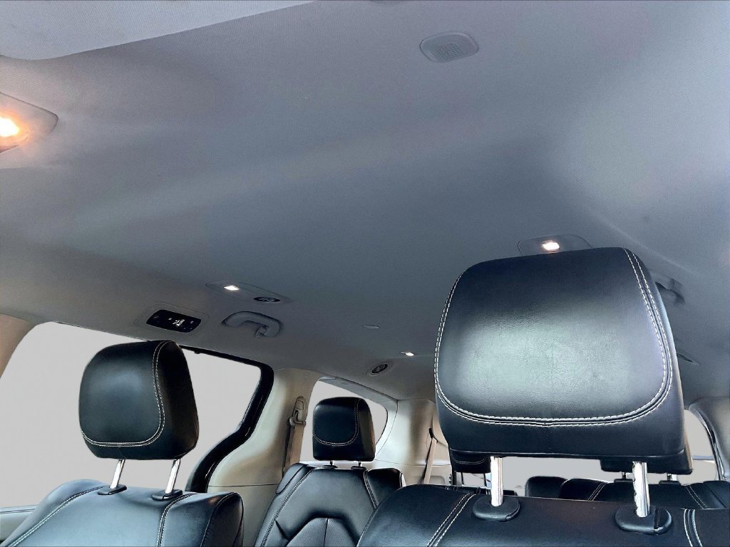 Used 2023 Black Chrysler Touring L image 7