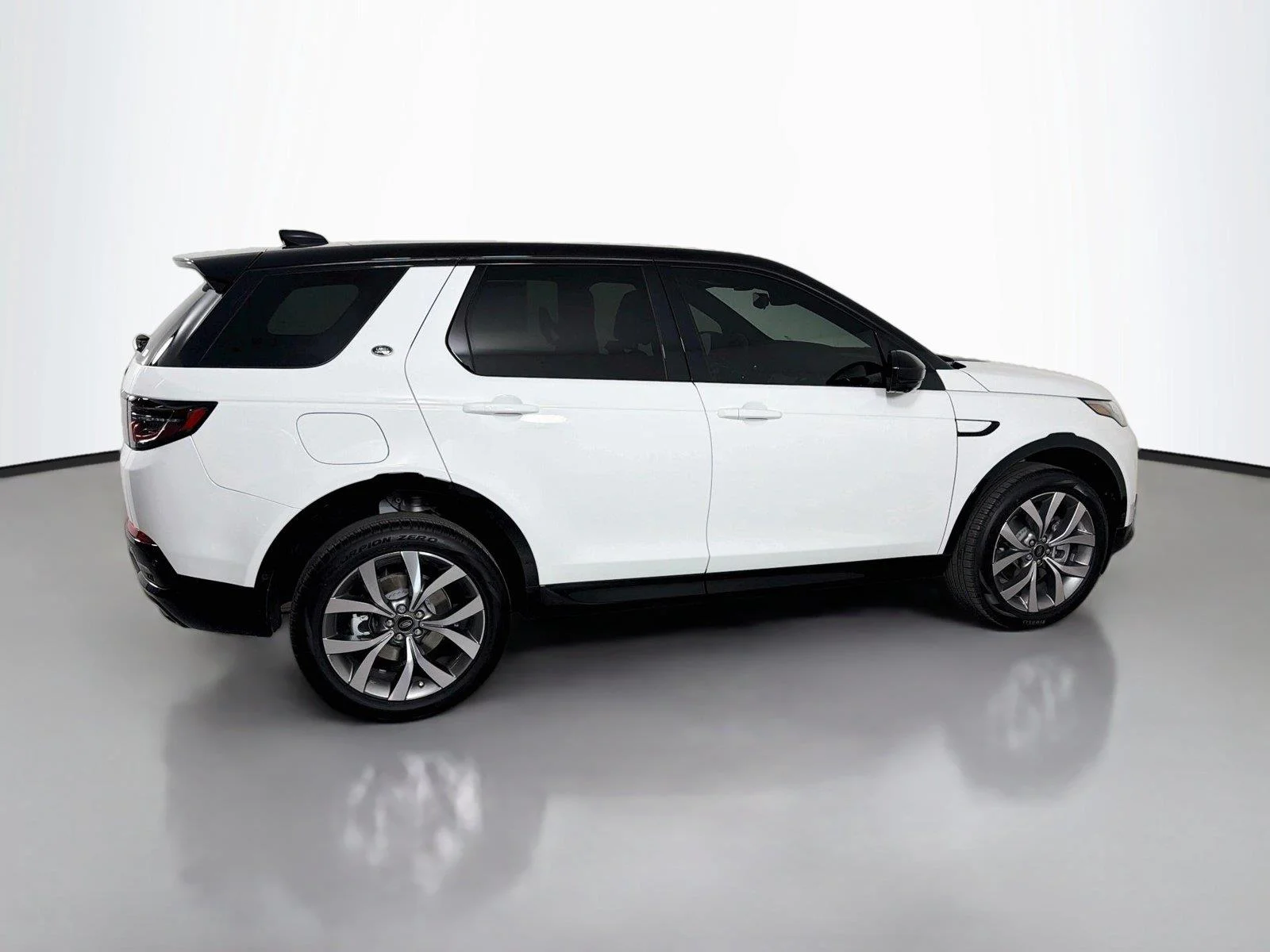 New 2026 Fuji White Land Rover Landmark Edition image 4