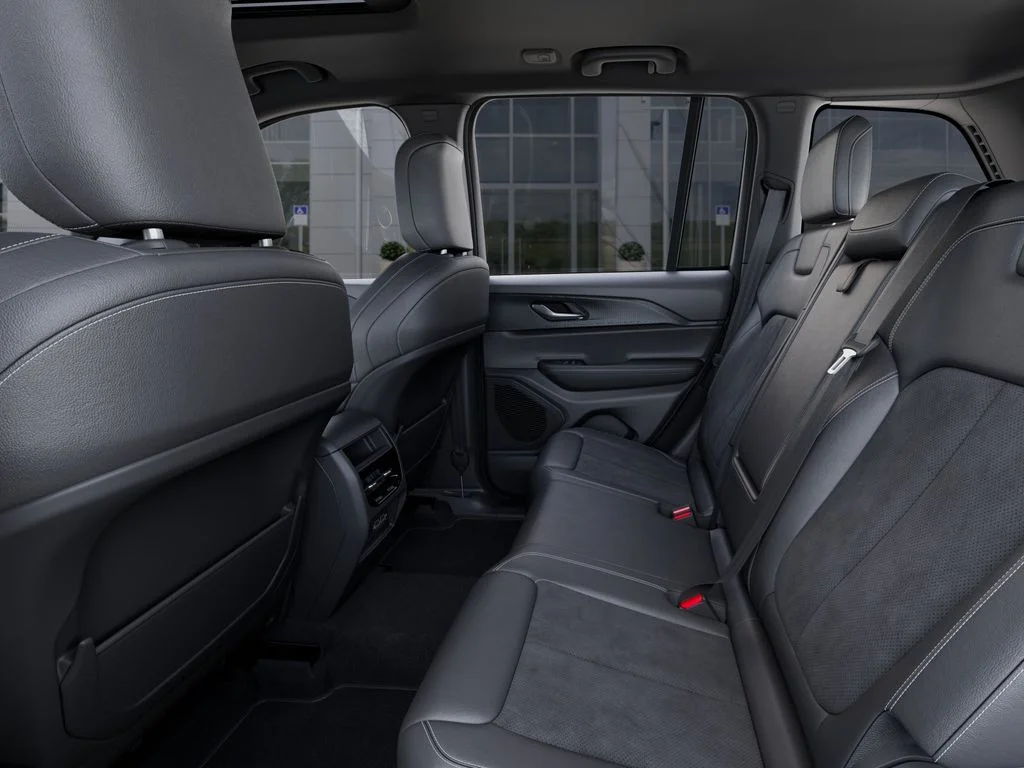 New 2025 Bright White Clear-Coat Exterior Paint Jeep  image 23