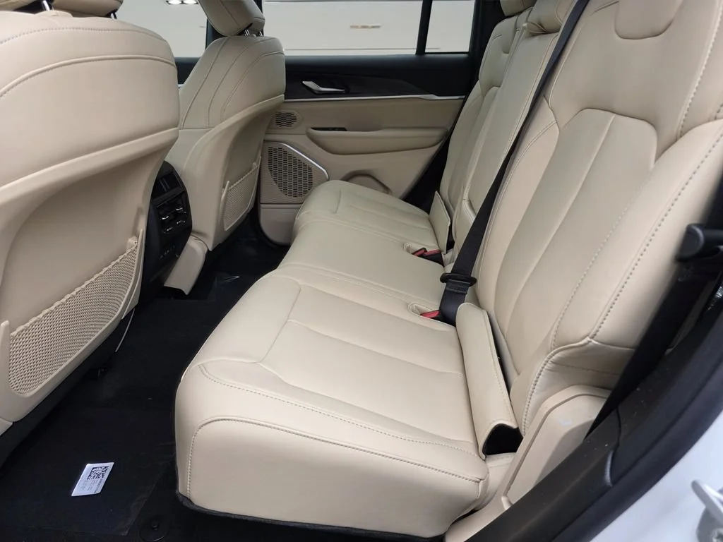 New 2026 Bright White Clear-Coat Exterior Paint Jeep Limited image 9