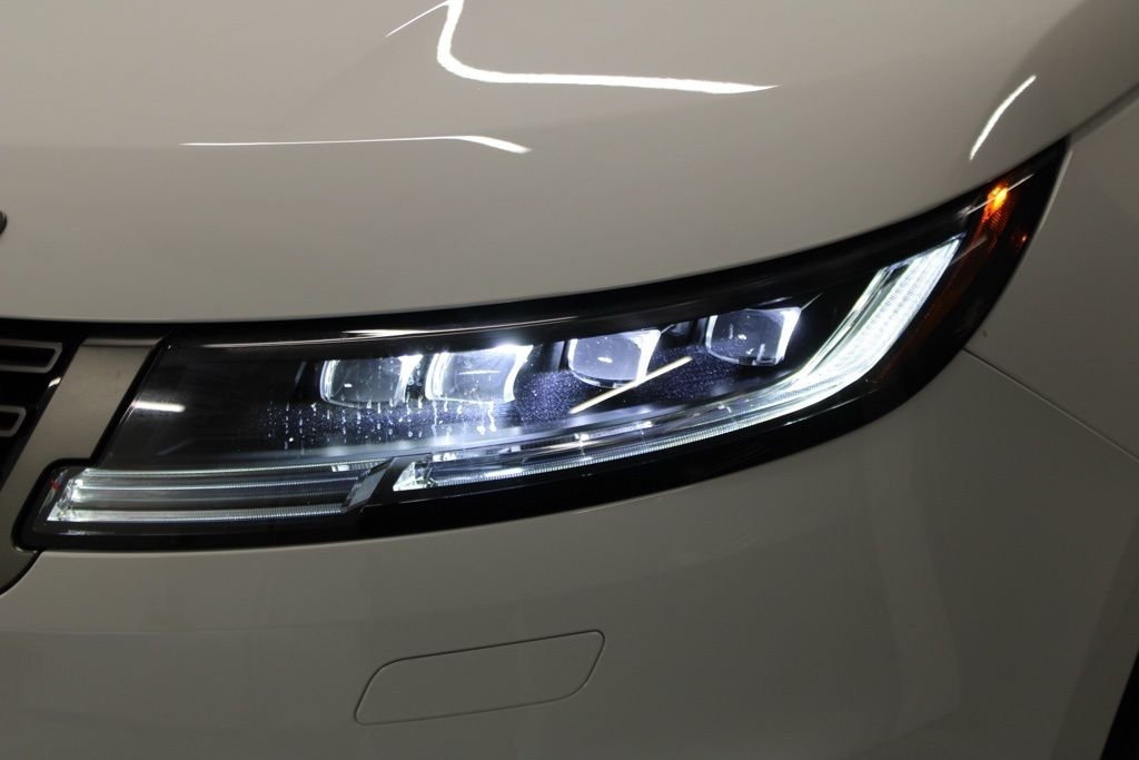 Used 2024  Land Rover SE image 13