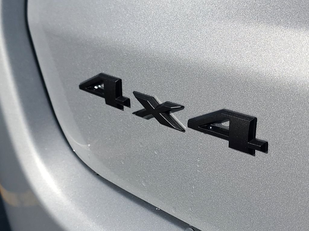 New 2026 Silver Zynith Metallic Clearcoat Jeep Latitude image 7