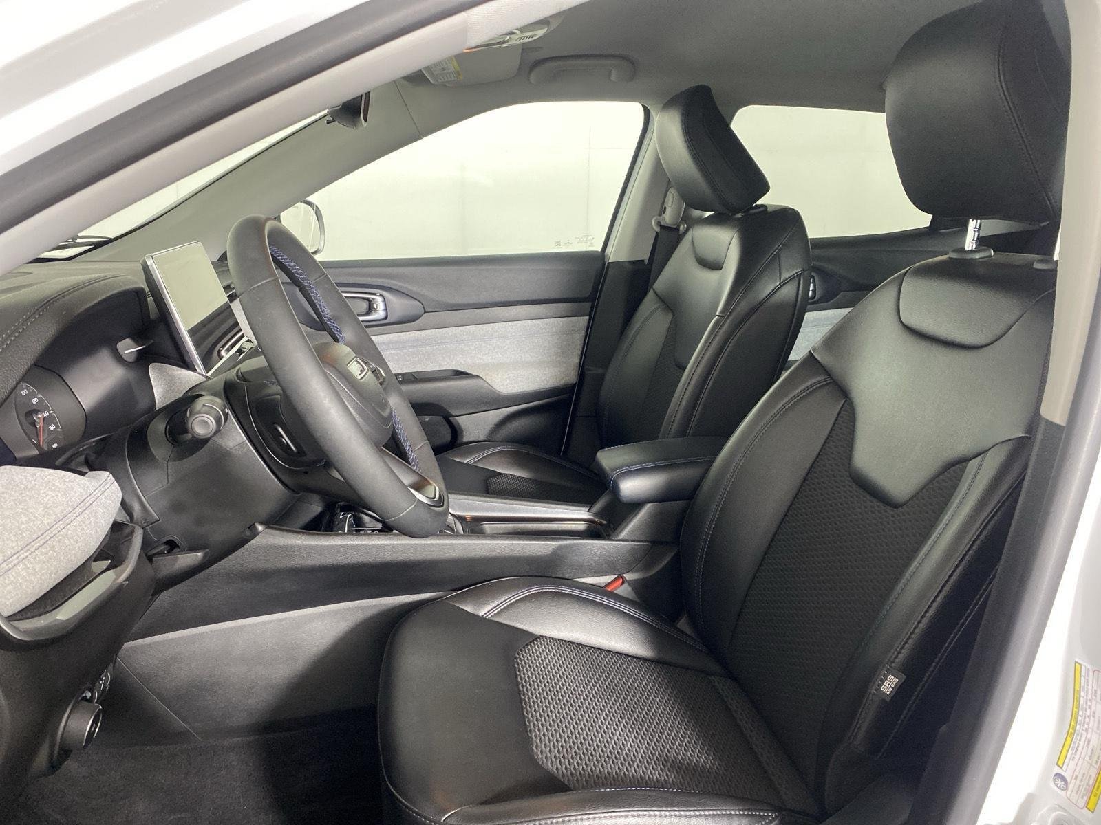 Used 2022 Bright White Clearcoat Jeep Latitude image 10