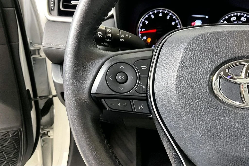Used 2020 White Toyota XLE Premium image 14