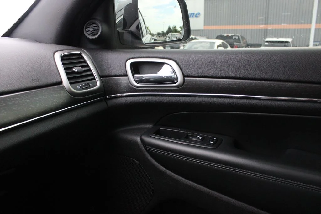 Used 2018 Silver Jeep Limited image 21
