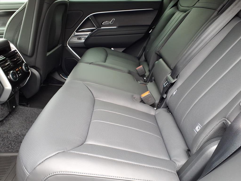 New 2026 Ostuni Pearl White Land Rover SE image 5