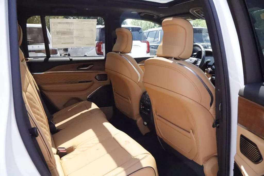 New 2026 Bright White Clear-Coat Exterior Paint Jeep Summit image 29