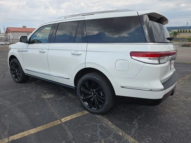 Used 2023 White Lincoln Reserve image 6
