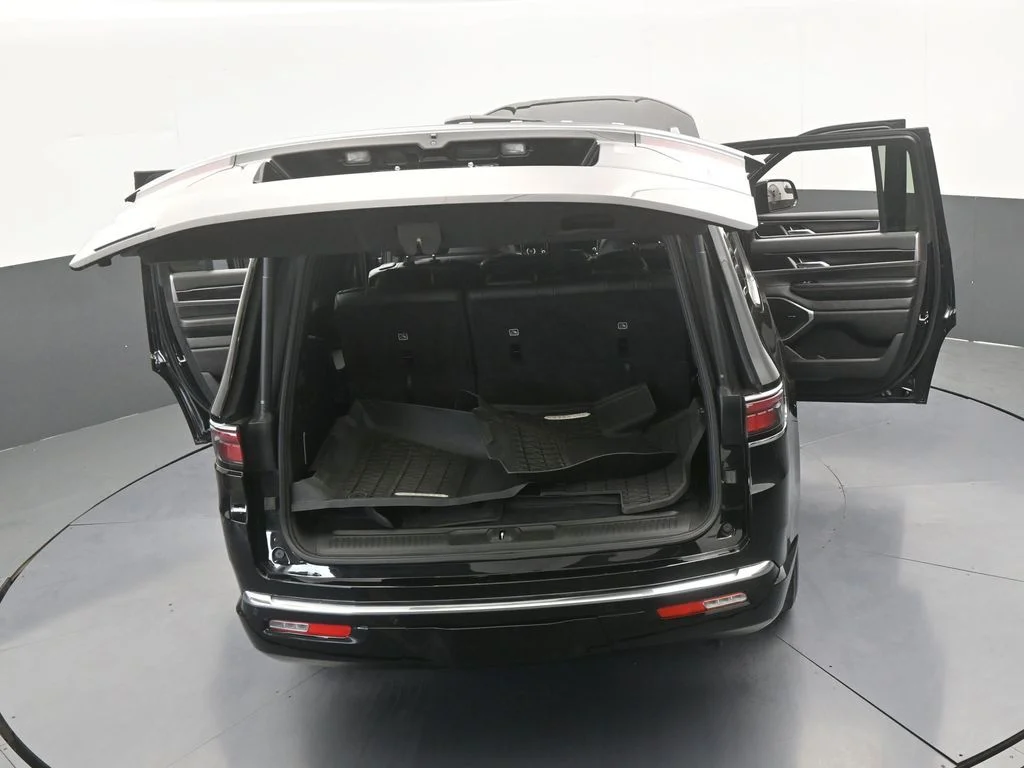 Used 2023 Diamond Black Crystal Pearlcoat Jeep Base image 74