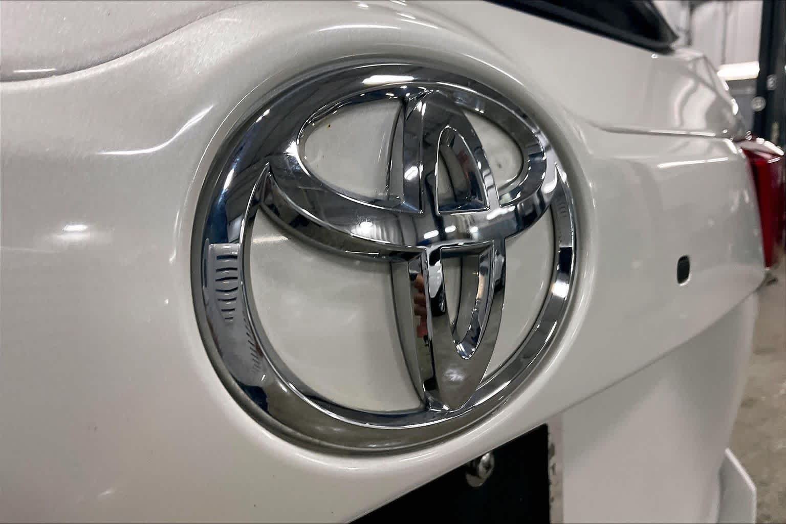 Used 2019 Blizzard Pearl Toyota XLE image 31