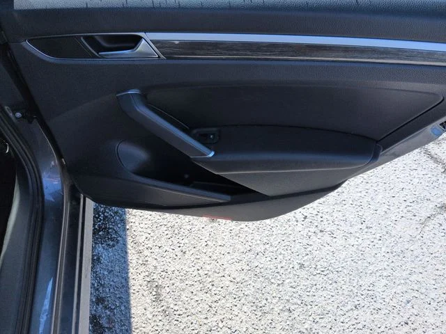 Used 2018 Gray Volkswagen 2.0T SE image 31