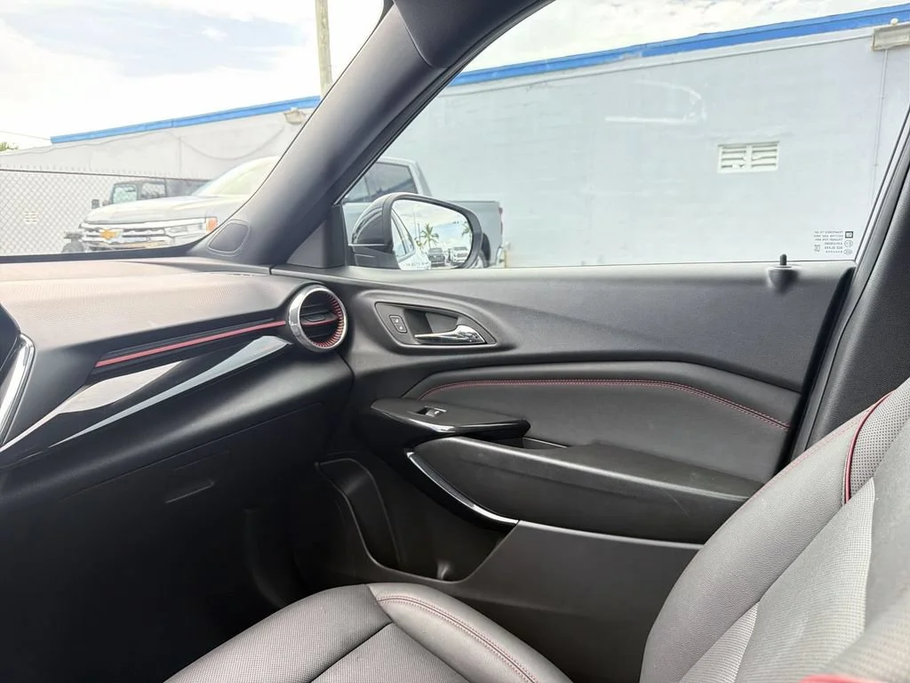 Used 2025 Summit White Chevrolet 2RS image 11