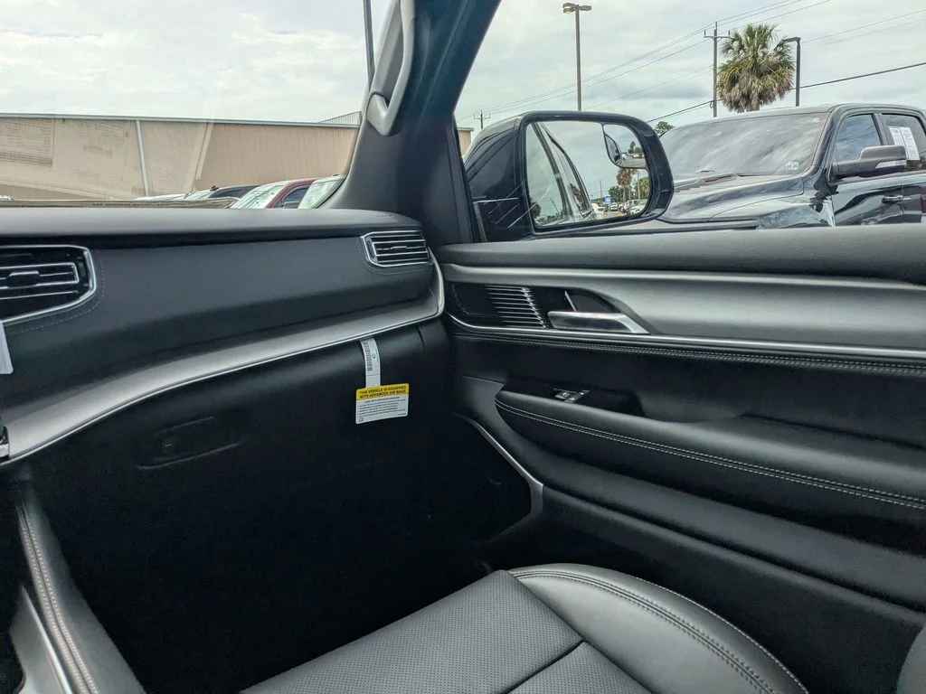 New 2026 Silver-Zynith Exterior Paint Jeep Limited Reserve image 18