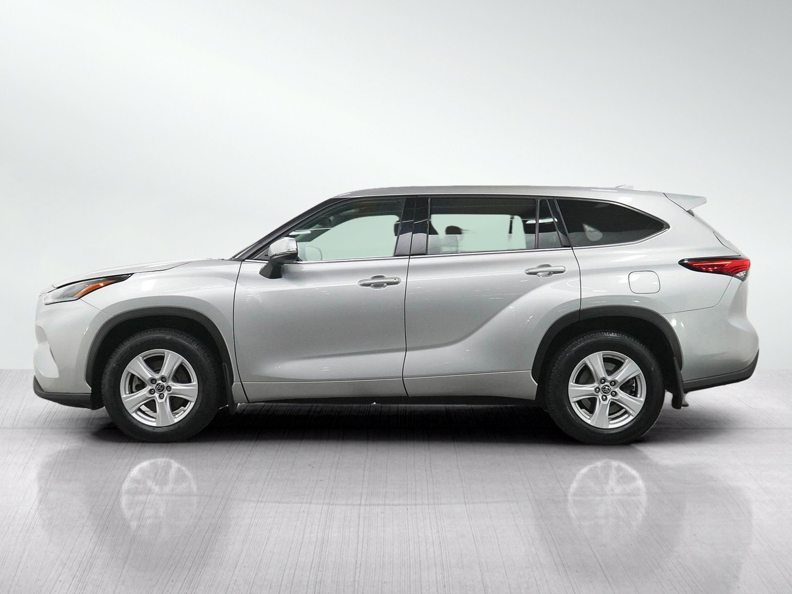 Used 2021 Toyota Highlander LE with VIN 5TDBZRBH7MS546139 for sale in Burnsville, Minnesota