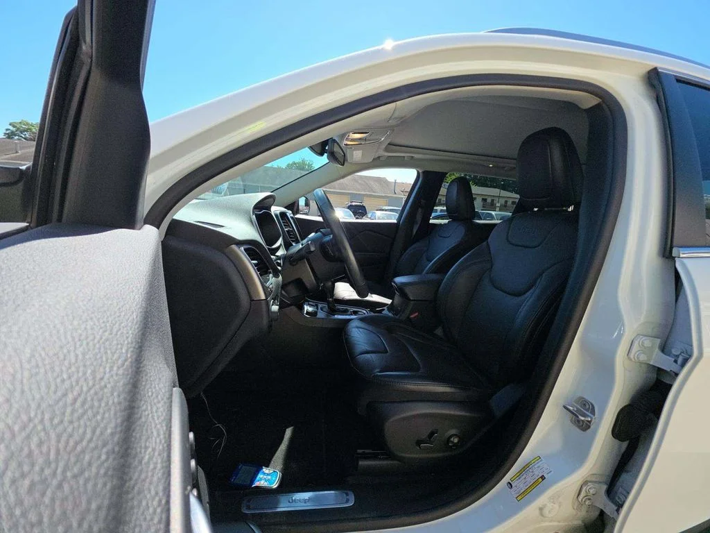 Used 2019 White Jeep Limited image 2