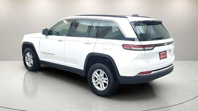 New 2025 Bright White Clear-Coat Exterior Paint Jeep Laredo image 6