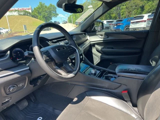 Used 2023 Black Jeep Altitude image 6