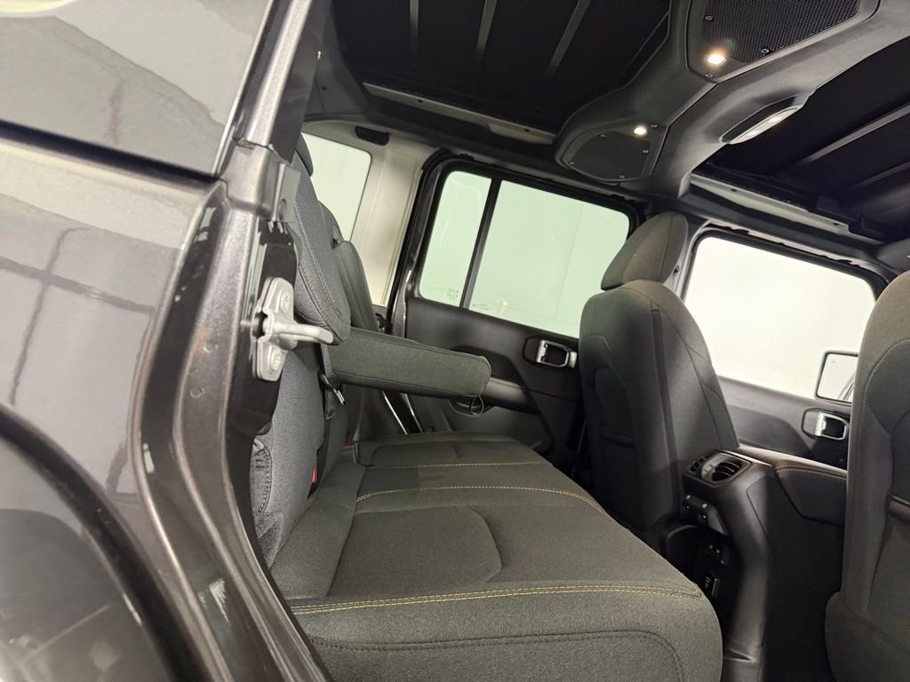 Used 2025 Crystal Metallic Jeep Sahara 4xe image 28