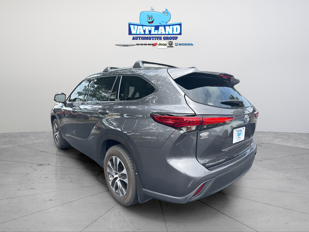 Used 2020 Gray Toyota XLE image 3