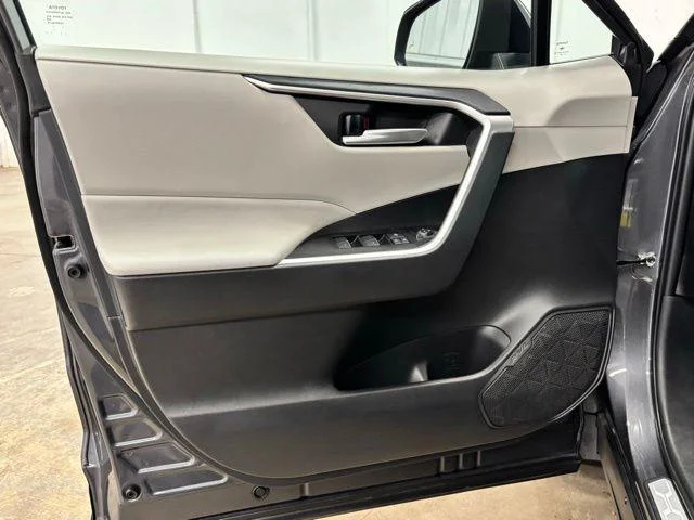 Used 2025 MAGNETIC GRAY MET. Toyota  image 17